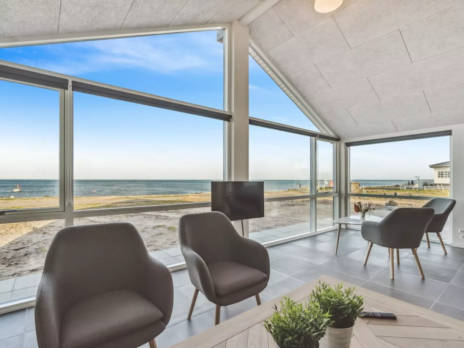 "Eino" - 30m from the sea-Inside
