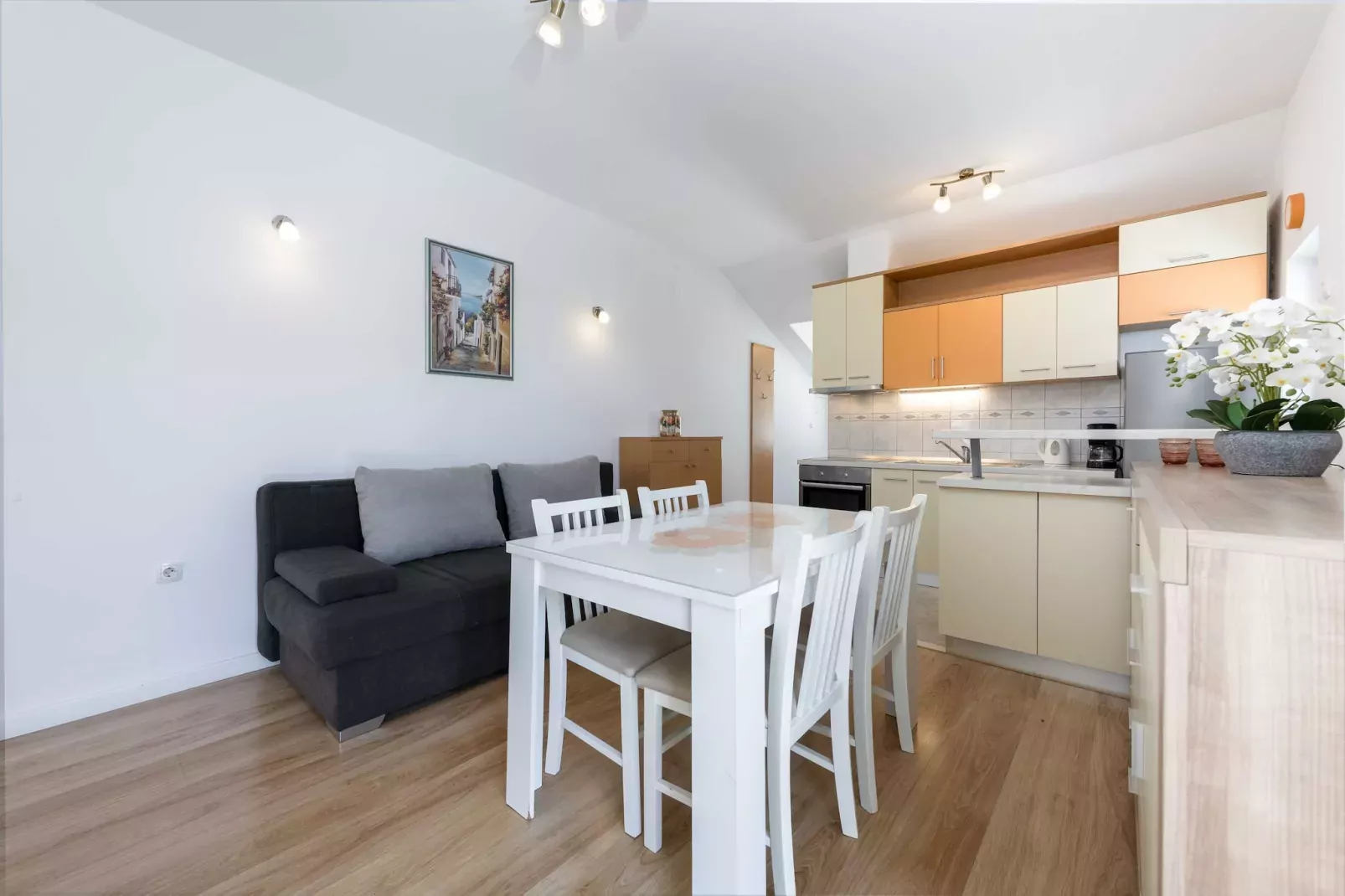 Green Hills Apartment - One Bedroom Apartment with Balcony and Sea View-Dining room