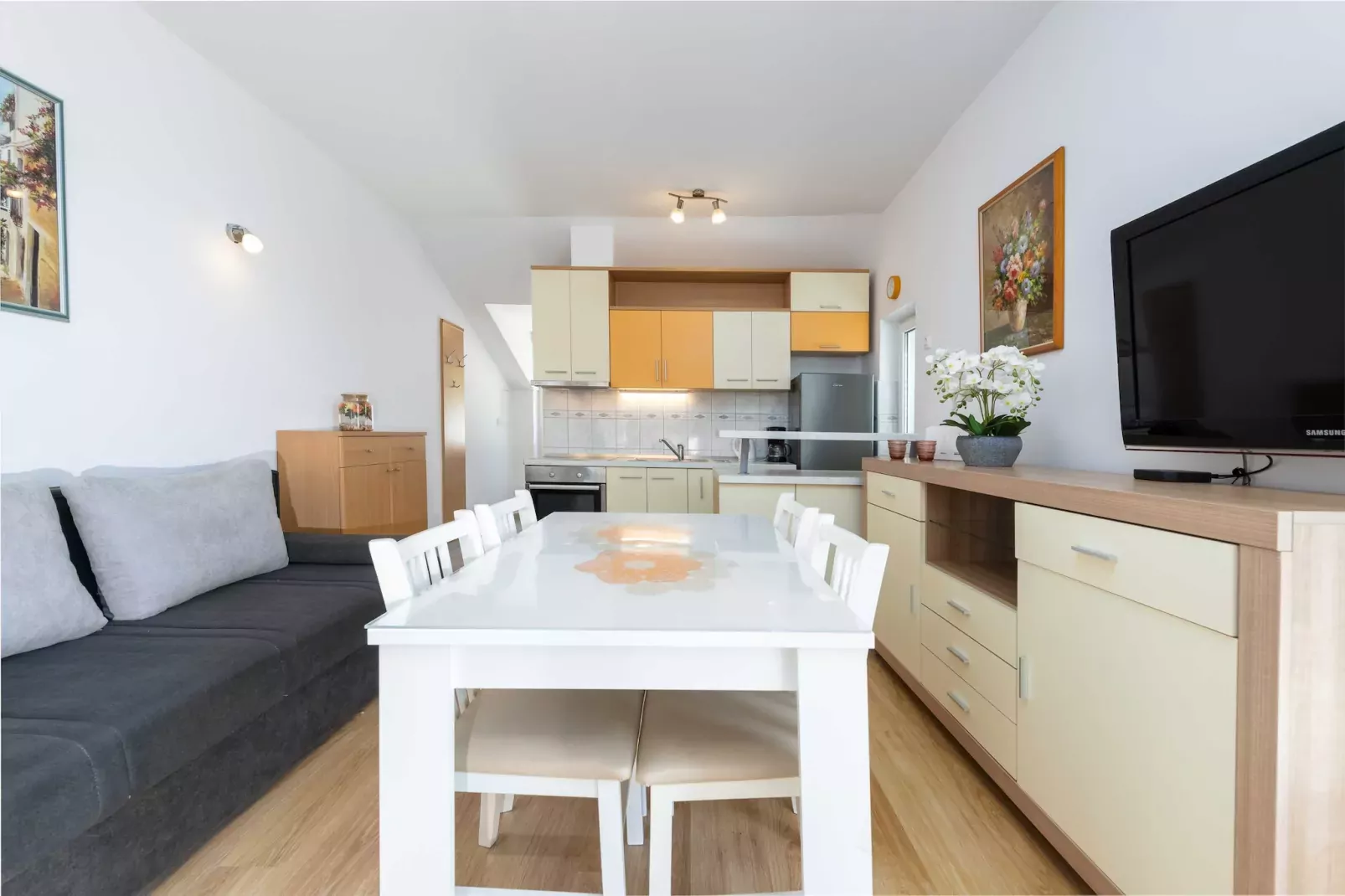 Green Hills Apartment - One Bedroom Apartment with Balcony and Sea View-Dining room
