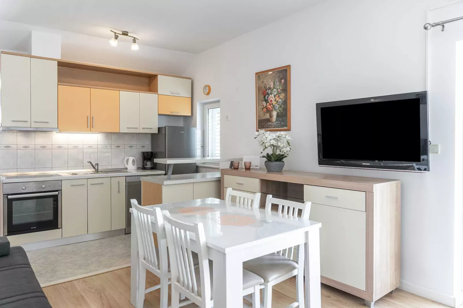 Green Hills Apartment - One Bedroom Apartment with Balcony and Sea View-Kitchen