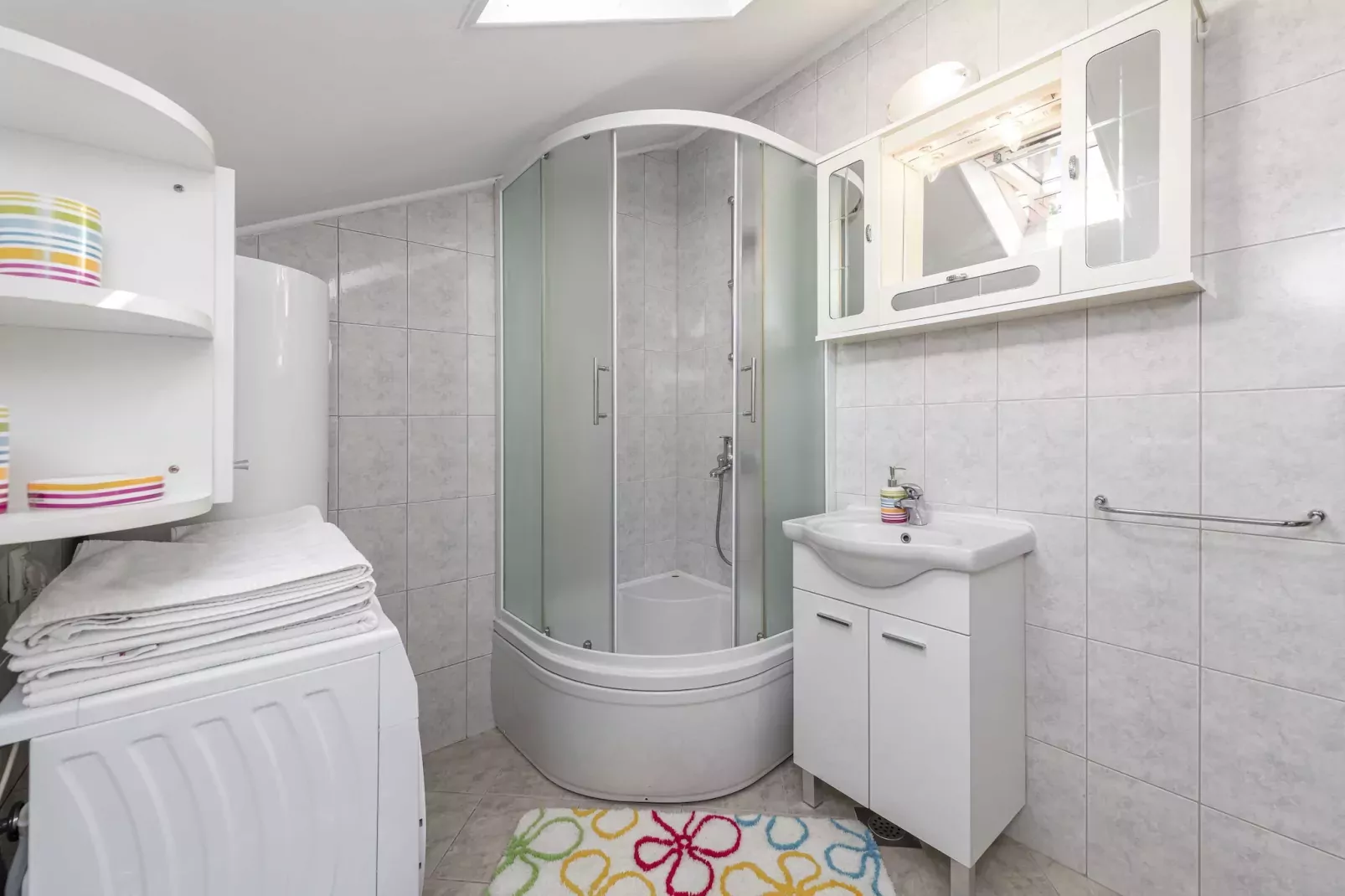 Green Hills Apartment - One Bedroom Apartment with Balcony and Sea View-Bathroom