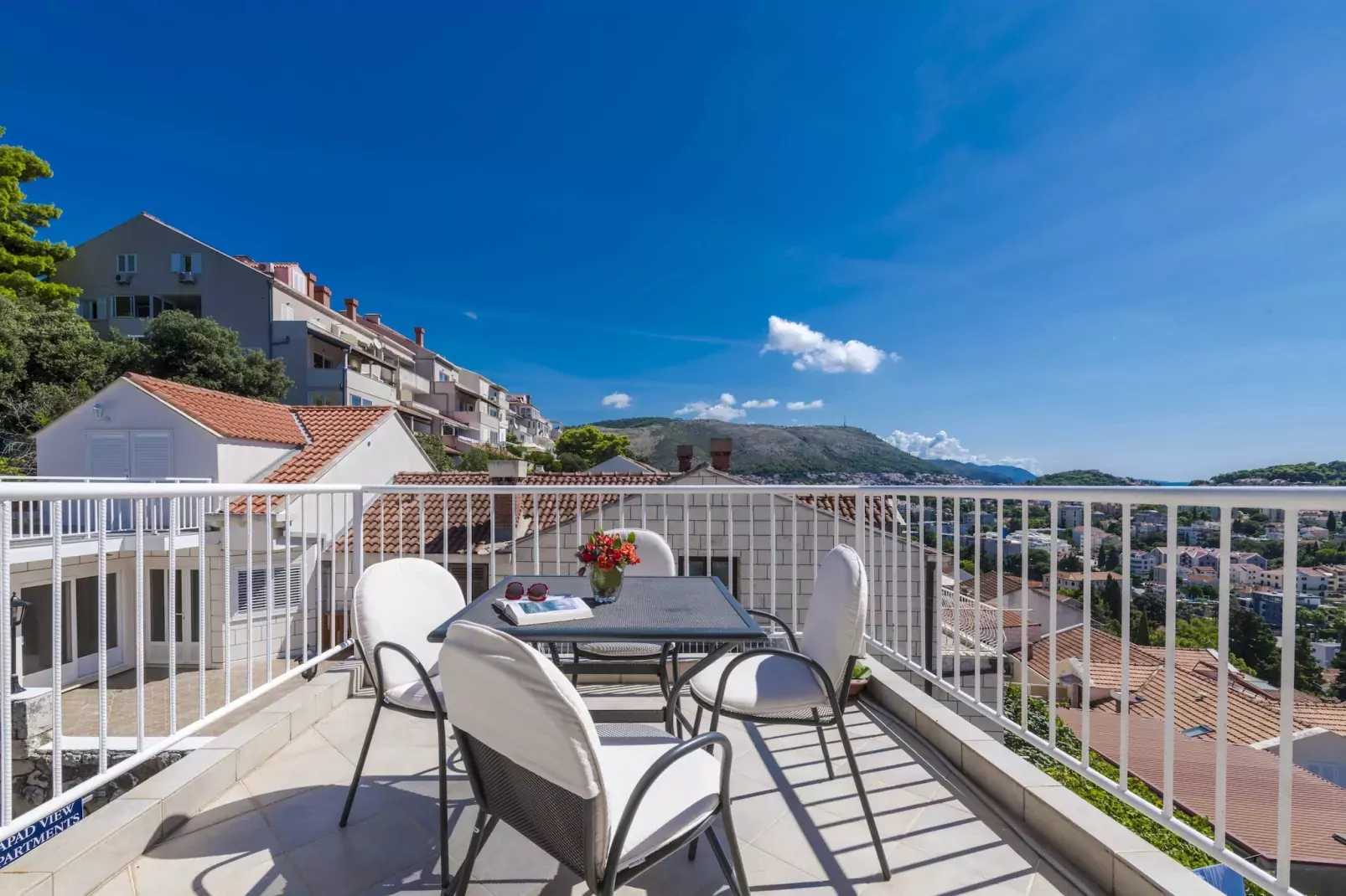 Green Hills Apartment - One Bedroom Apartment with Balcony and Sea View-Terrace balcony