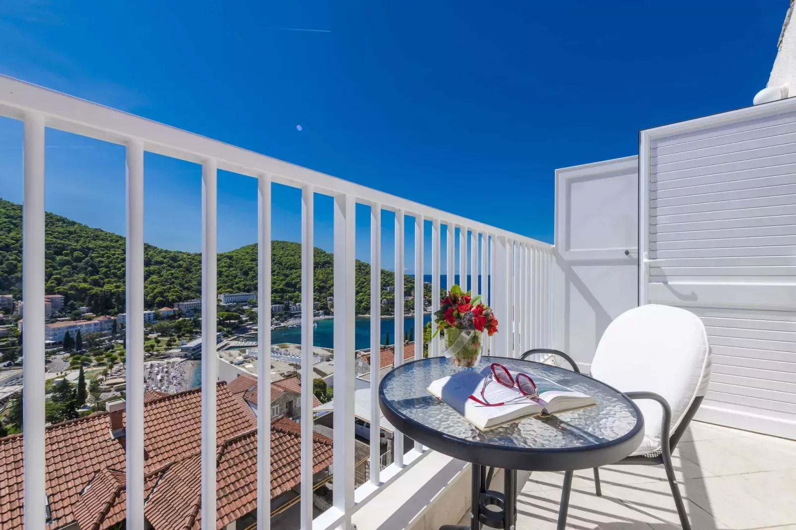 Green Hills Apartment - One Bedroom Apartment with Balcony and Sea View-Terrace balcony