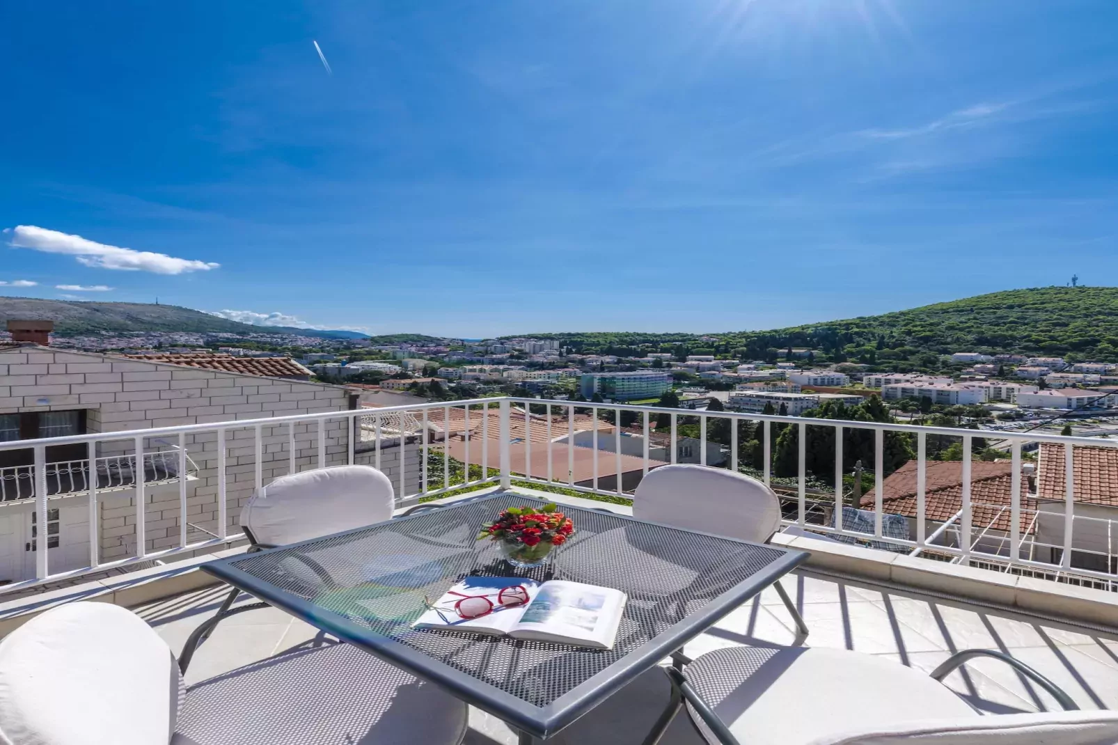 Green Hills Apartment - One Bedroom Apartment with Balcony and Sea View-Terrace balcony