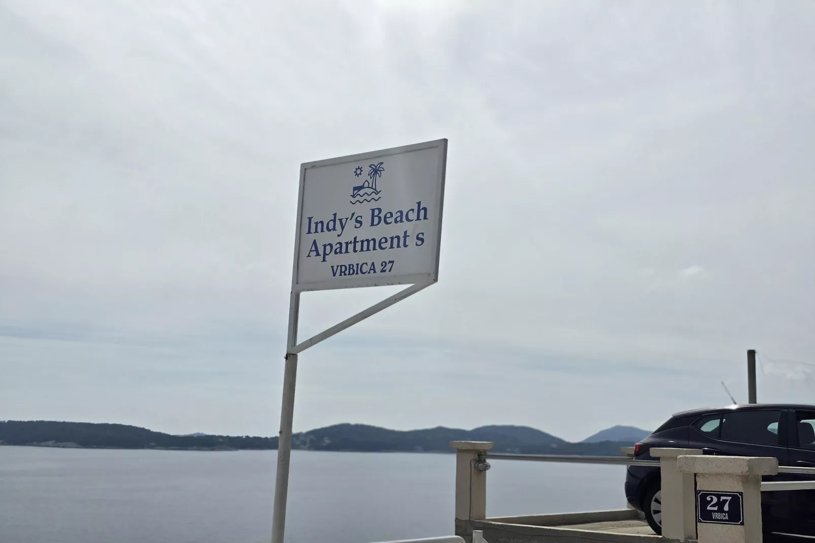 Indy's Beach Apartments- Studio Apartment with Patio and Sea View-Parking