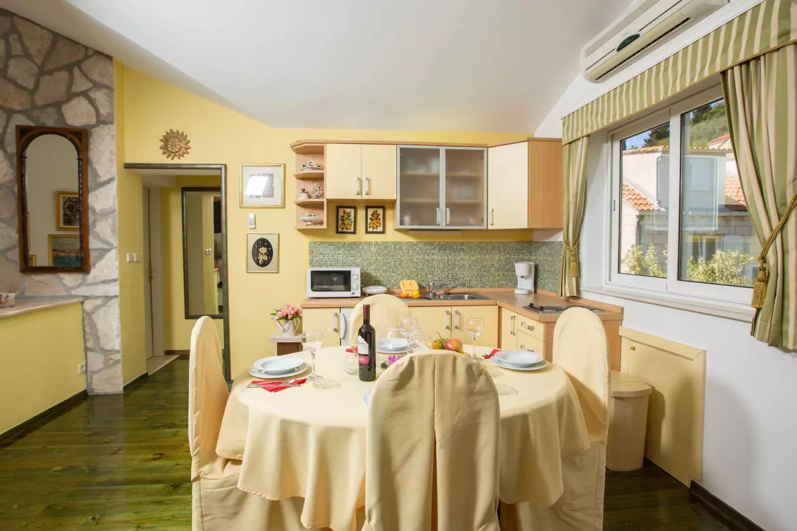 Holiday Home Lapad Beach Royal - Five Bedroom Holiday Home with Balcony and City View-Dining room