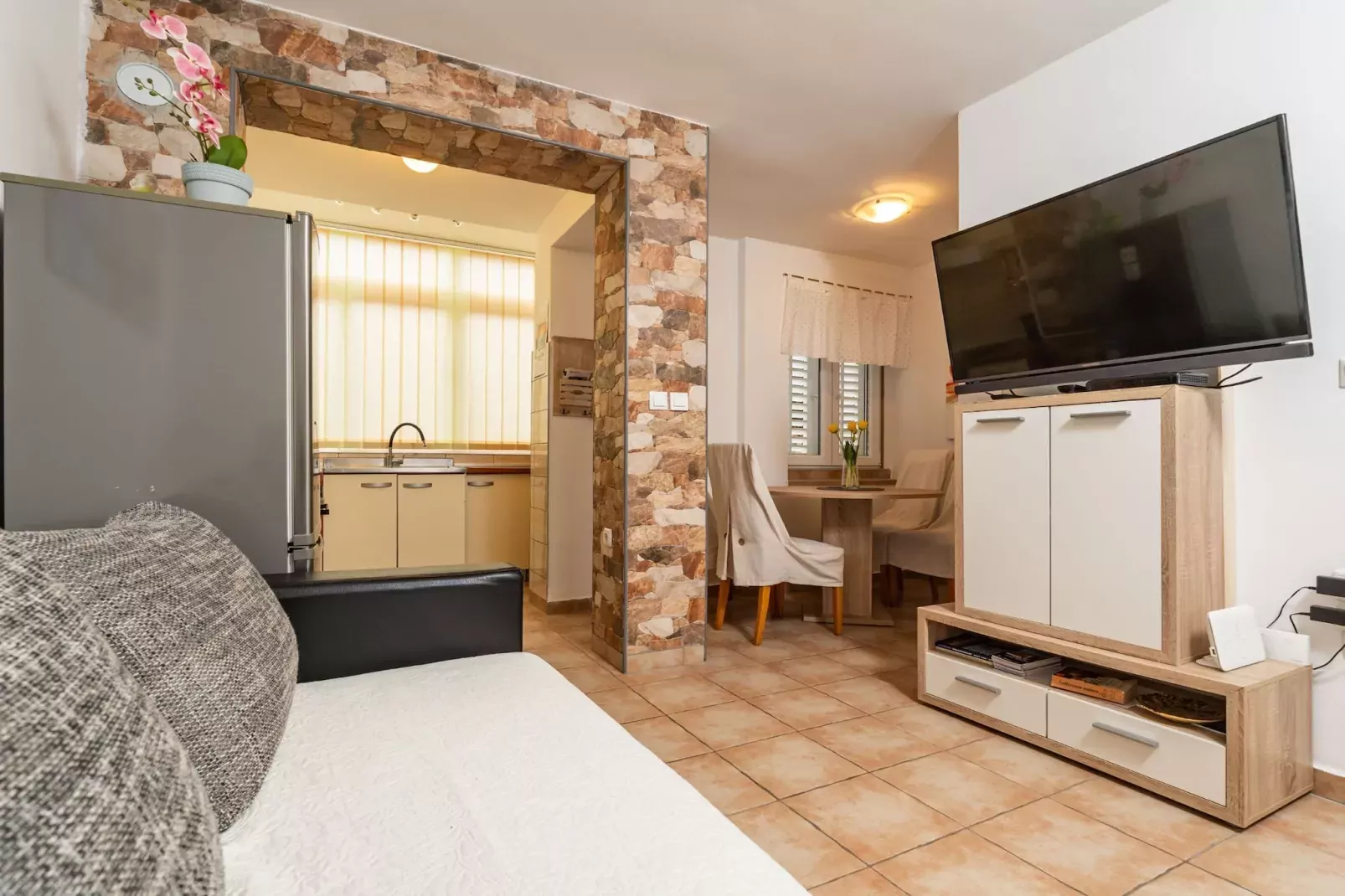 Apartment Lolo - Two Bedroom Apartment with Loggia and Street View-Wohnzimmer