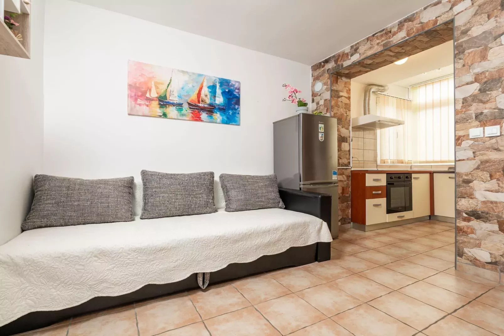 Apartment Lolo - Two Bedroom Apartment with Loggia and Street View-Wohnzimmer
