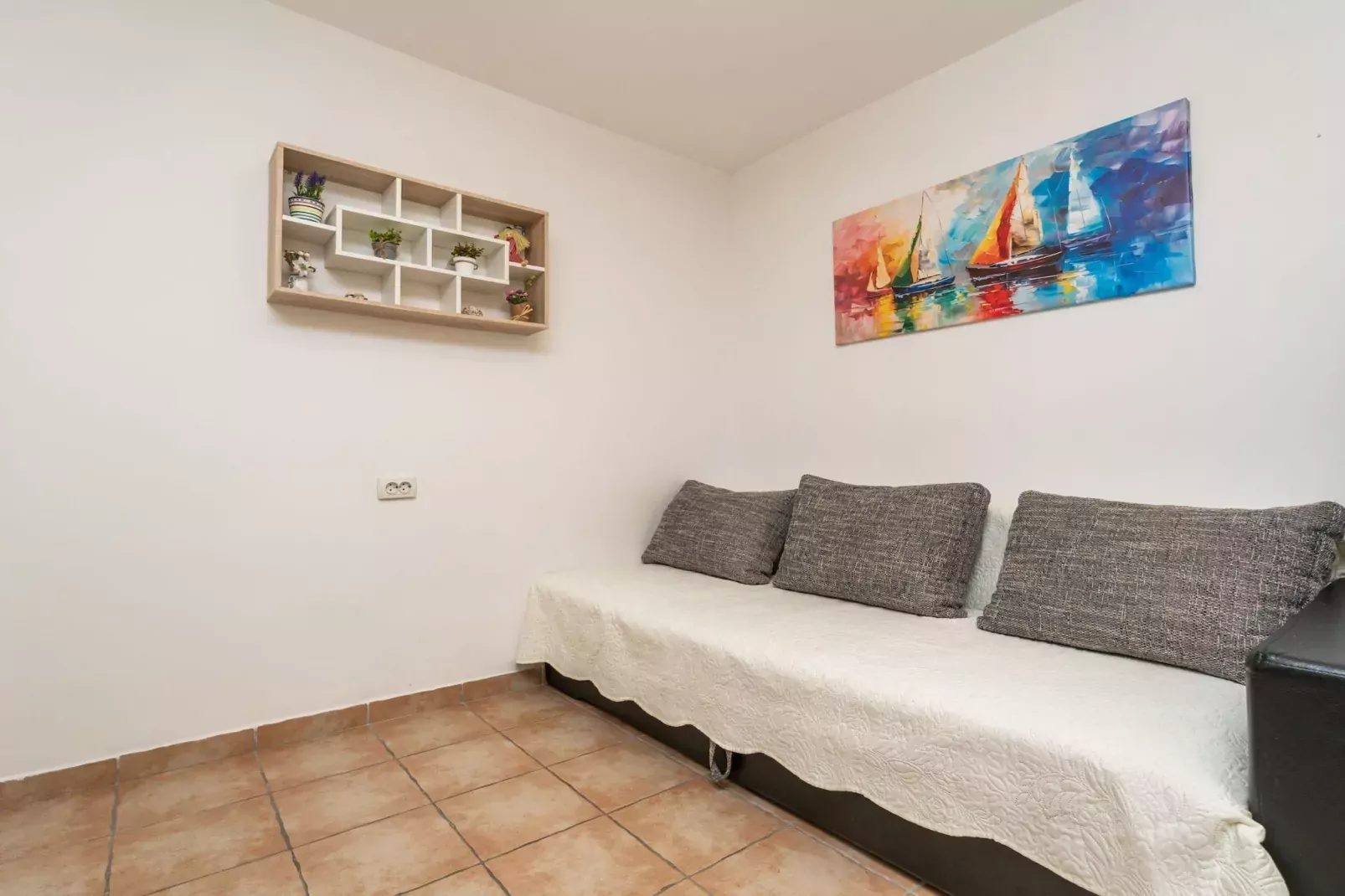 Apartment Lolo - Two Bedroom Apartment with Loggia and Street View-Wohnzimmer