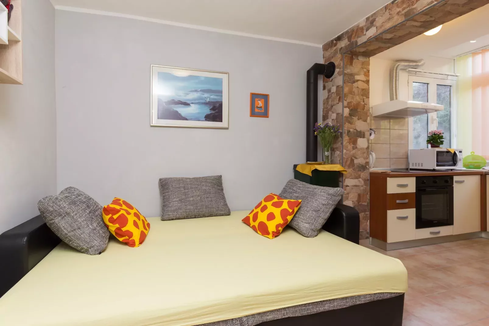 Apartment Lolo - Two Bedroom Apartment with Loggia and Street View-Wohnzimmer