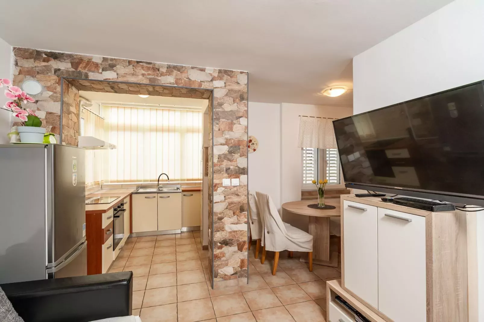 Apartment Lolo - Two Bedroom Apartment with Loggia and Street View-Küche