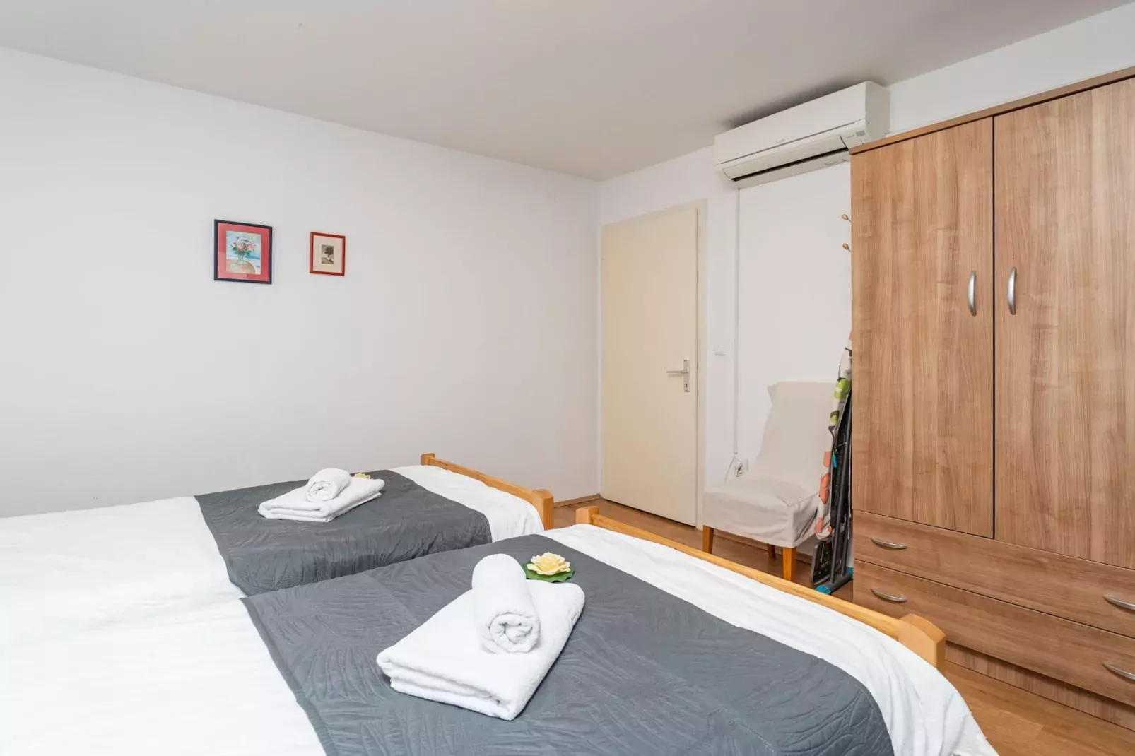 Apartment Lolo - Two Bedroom Apartment with Loggia and Street View-Schlafzimmer