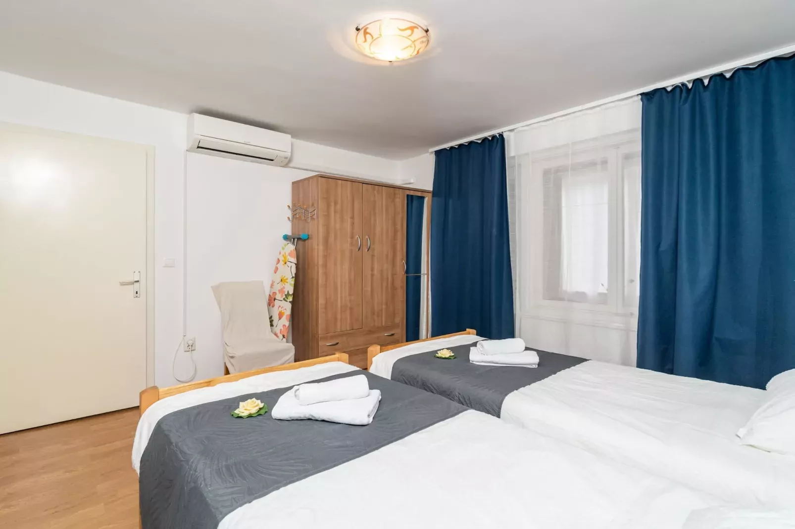 Apartment Lolo - Two Bedroom Apartment with Loggia and Street View-Schlafzimmer