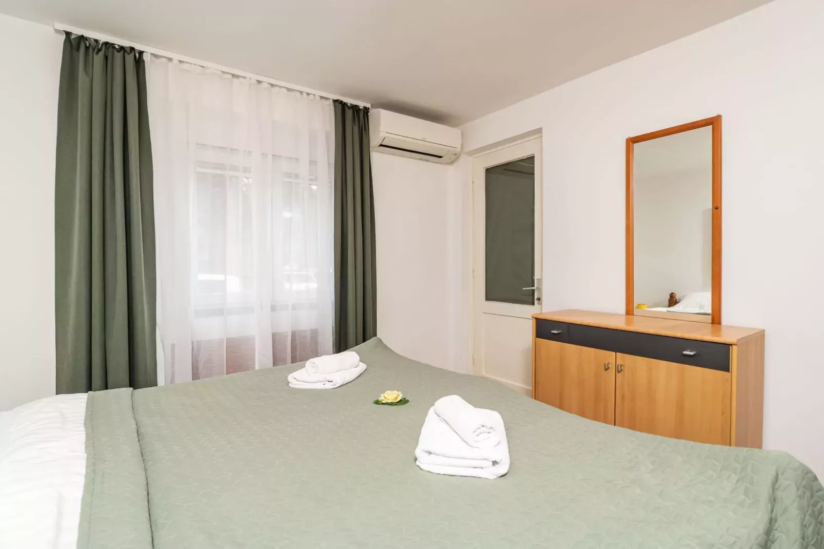 Apartment Lolo - Two Bedroom Apartment with Loggia and Street View-Schlafzimmer