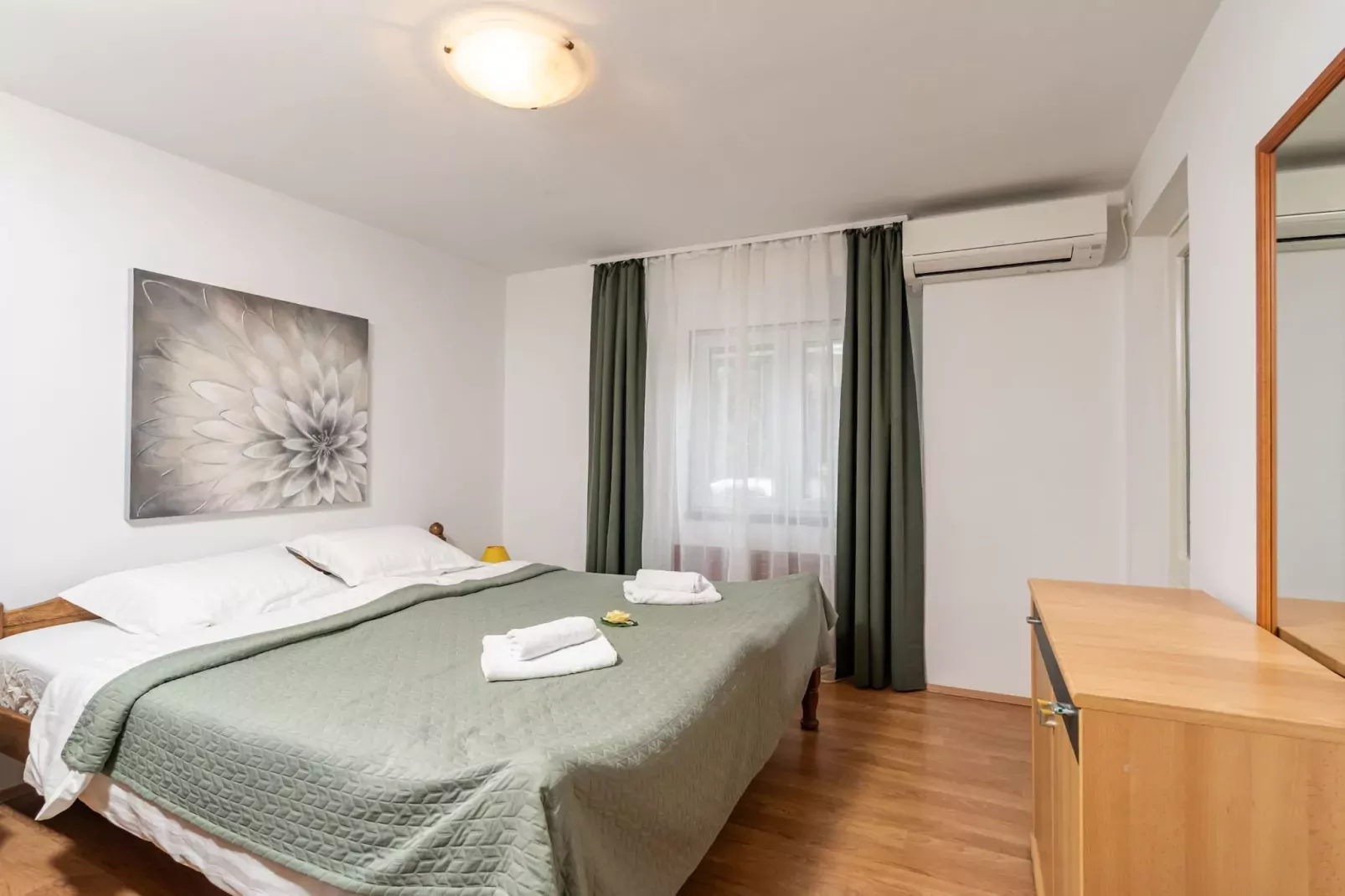 Apartment Lolo - Two Bedroom Apartment with Loggia and Street View-Schlafzimmer