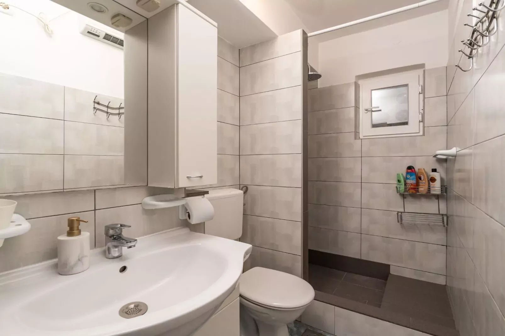 Apartment Lolo - Two Bedroom Apartment with Loggia and Street View-Badezimmer