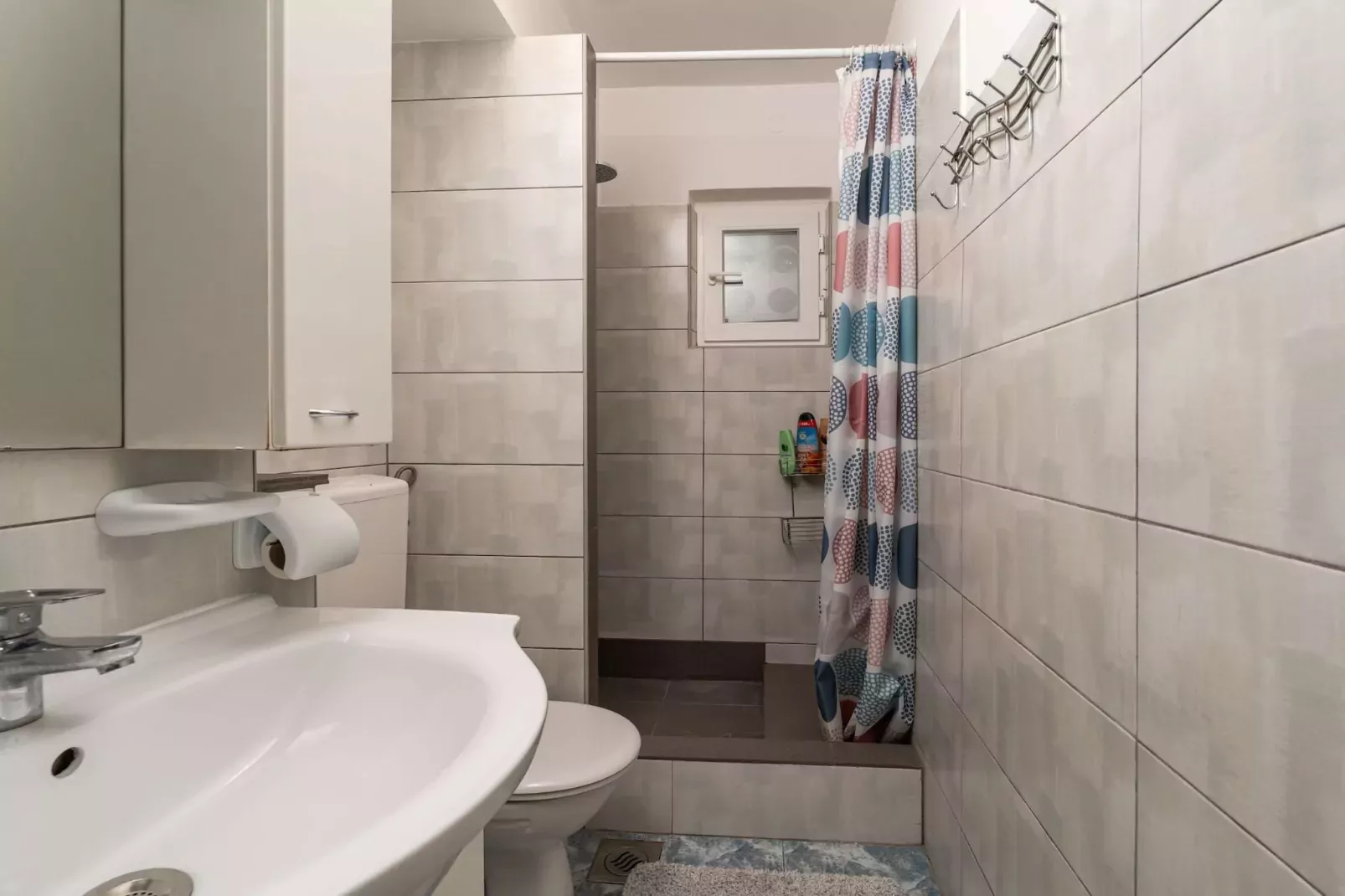 Apartment Lolo - Two Bedroom Apartment with Loggia and Street View-Badezimmer