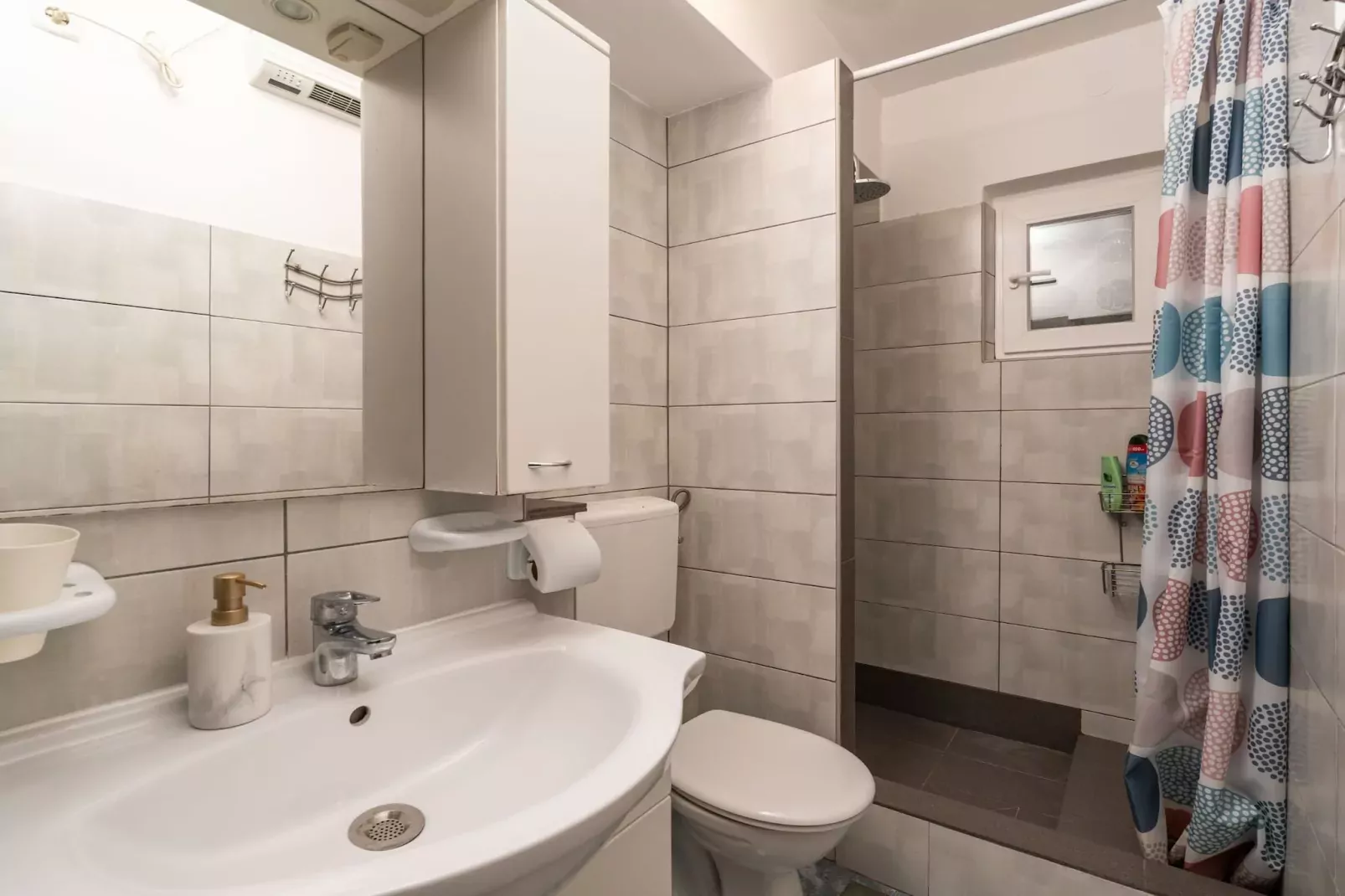 Apartment Lolo - Two Bedroom Apartment with Loggia and Street View-Badezimmer
