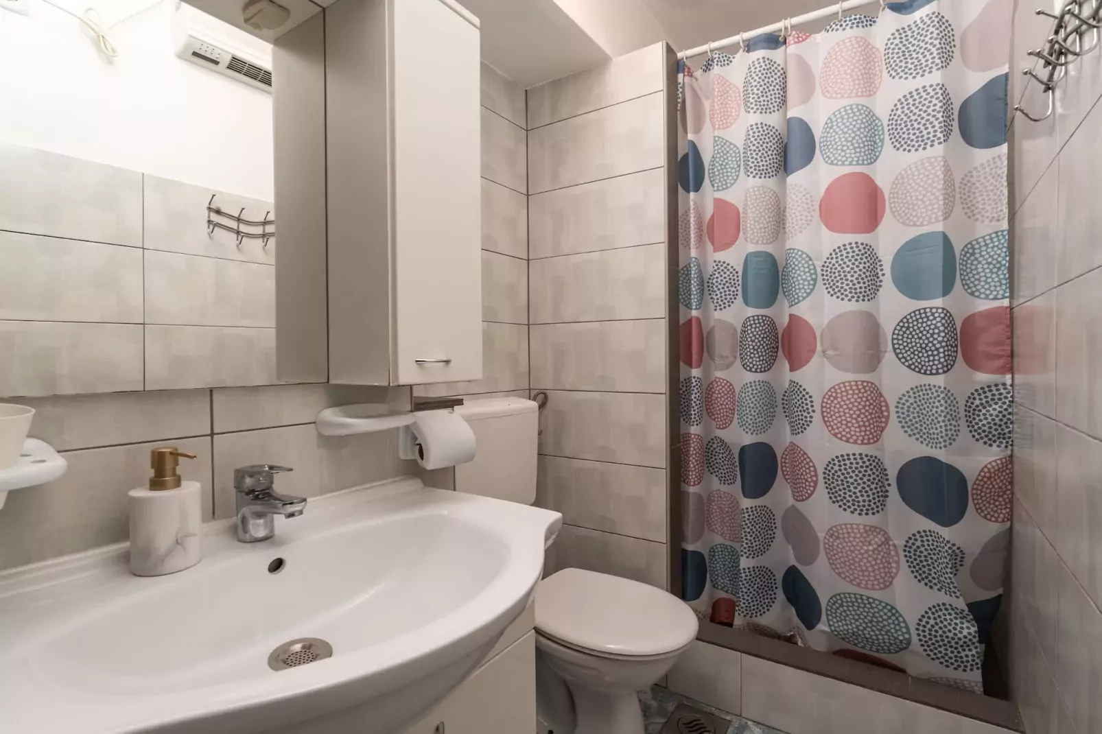 Apartment Lolo - Two Bedroom Apartment with Loggia and Street View-Badezimmer