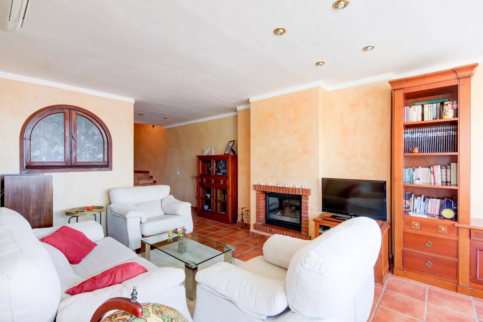 LES TEULES 5  1 1 Roses-Living room