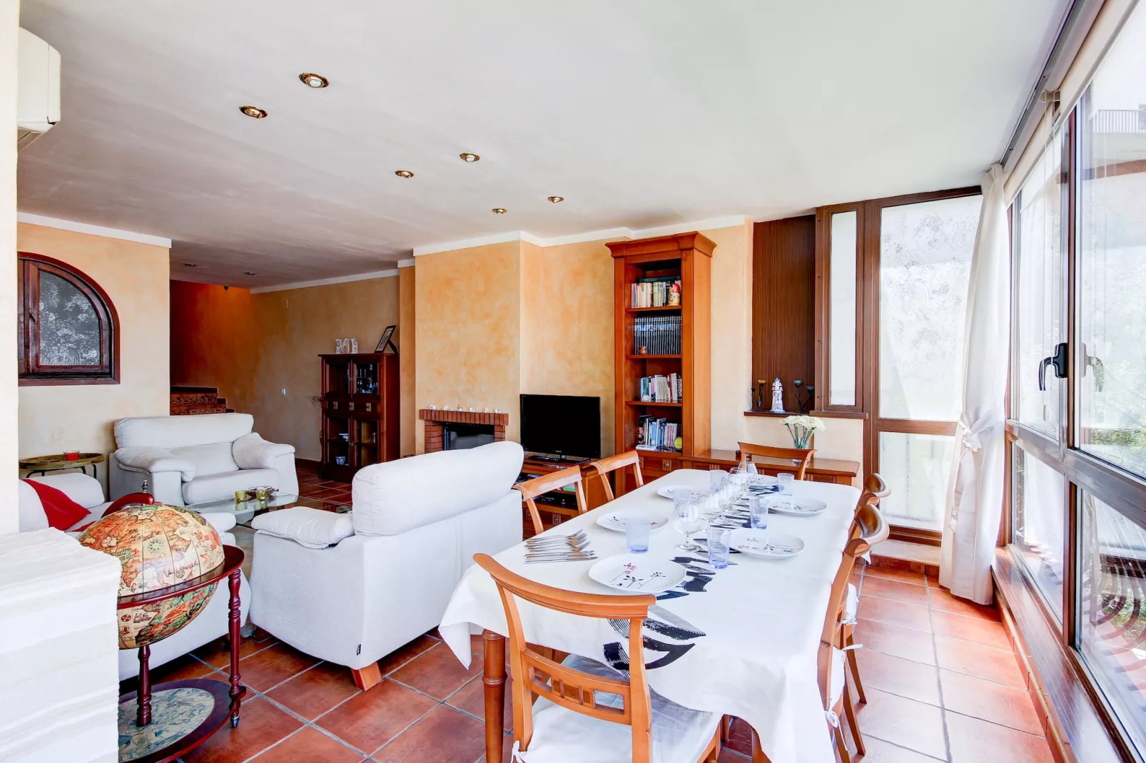 LES TEULES 5  1 1 Roses-Living room