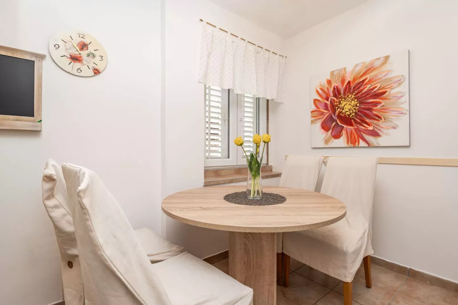 Apartment Lolo - Two Bedroom Apartment with Loggia and Street View-Innen