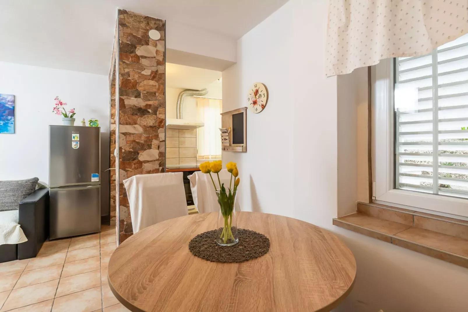 Apartment Lolo - Two Bedroom Apartment with Loggia and Street View-Innen