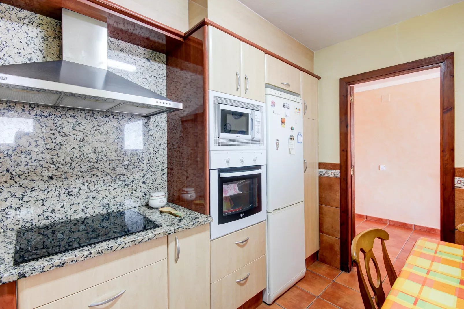 LES TEULES 5  1 1 Roses-Kitchen