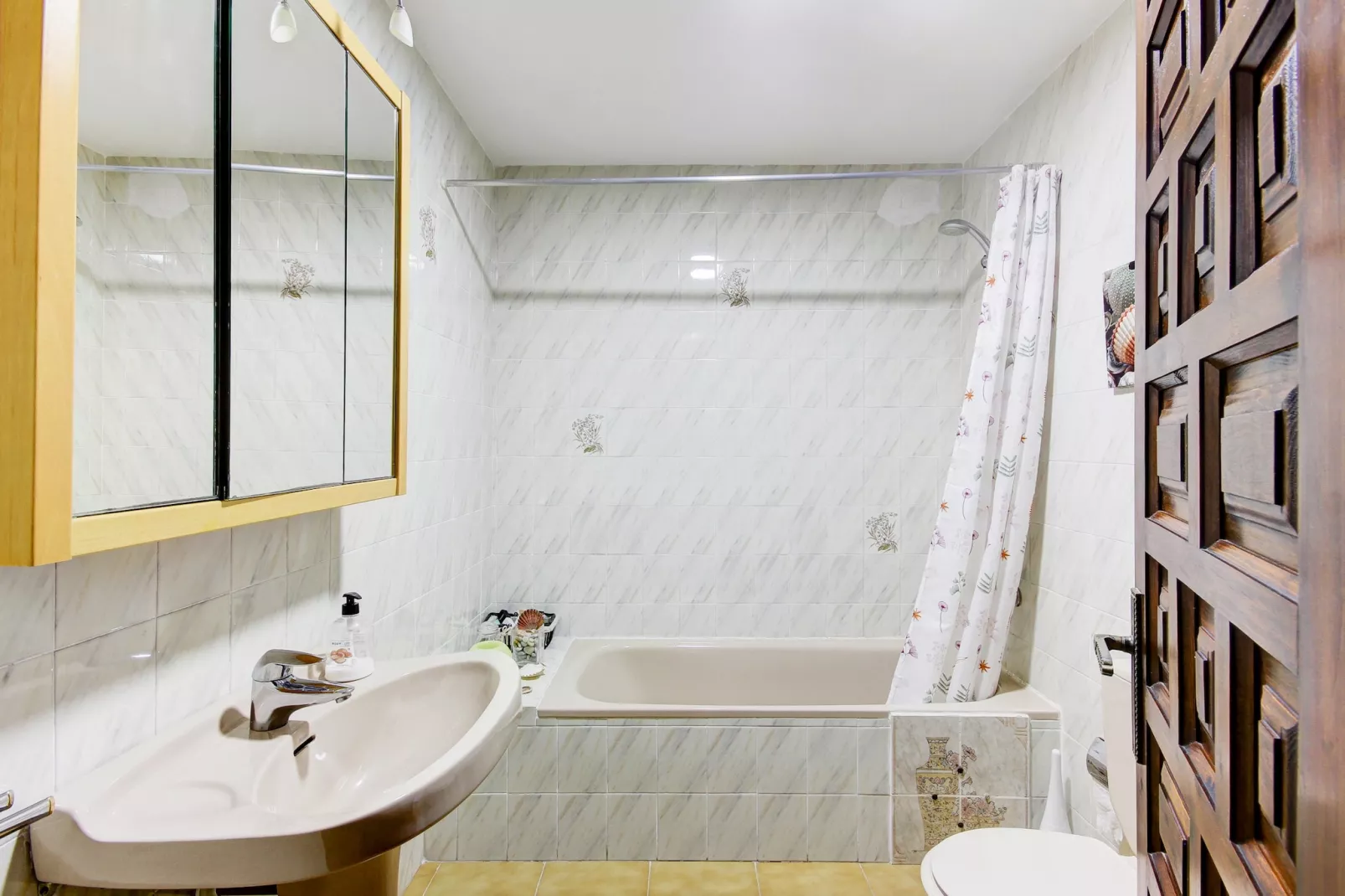 LES TEULES 5  1 1 Roses-Bathroom