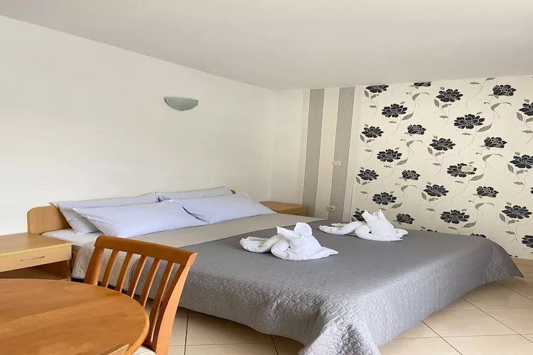 Apartments Tiho  & Jelena - Studio Apartment with Balcony and Sea View (Fureal)-Bedroom