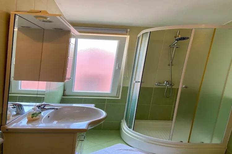 Apartments Tiho  & Jelena - Studio Apartment with Balcony and Sea View (Fureal)-Bathroom