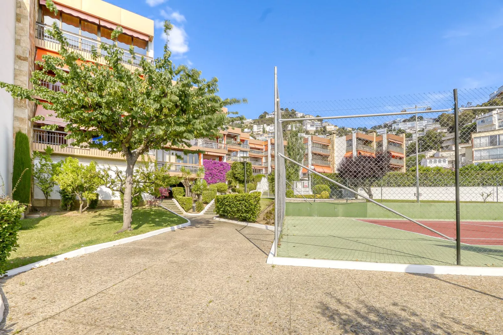 CAN PARAMON D 2 2 Roses-Exterior summer
