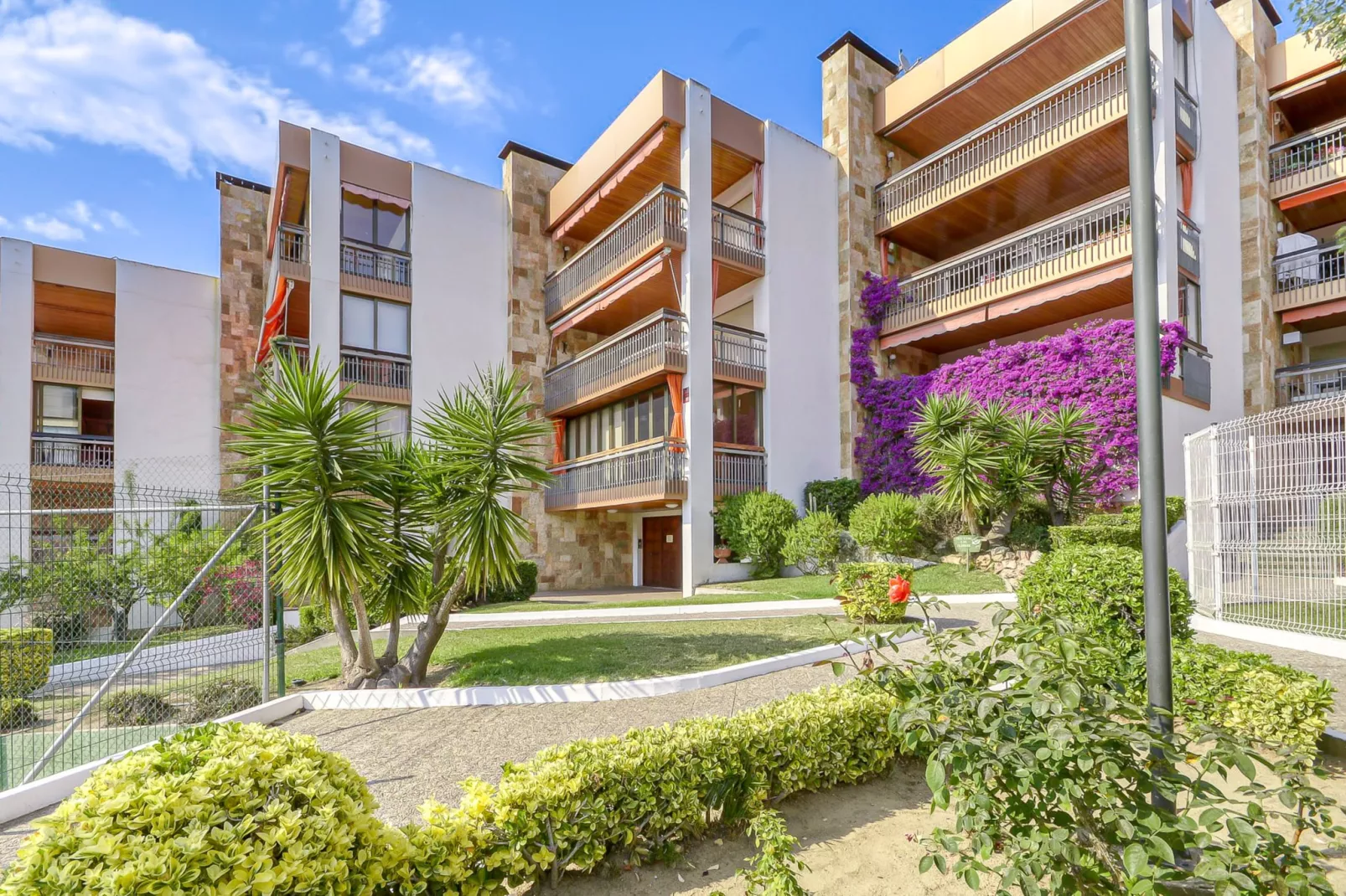 CAN PARAMON D 2 2 Roses-Exterior summer