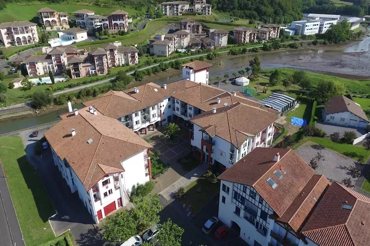Urrugne Saint-Jean-de-Luz - Appartement 2 Pièces 4 Personnes 1  bébé 2 salles d'eau-Zones d'été à 1 km