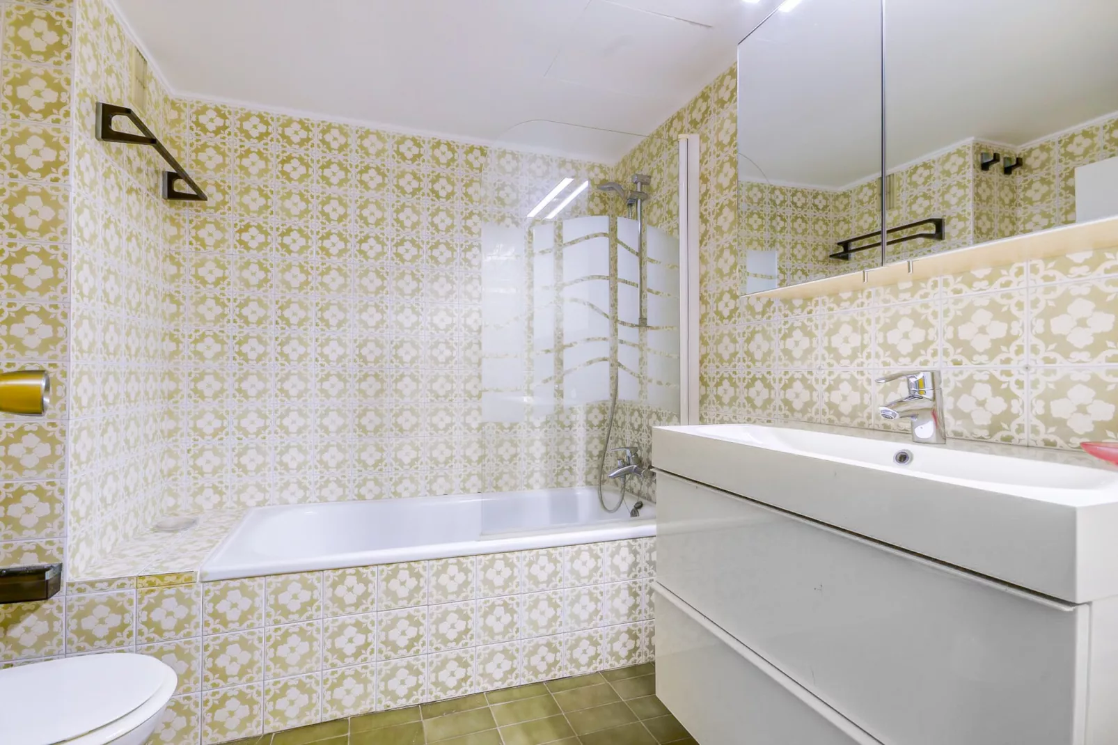 CAN PARAMON D 2 2 Roses-Bathroom