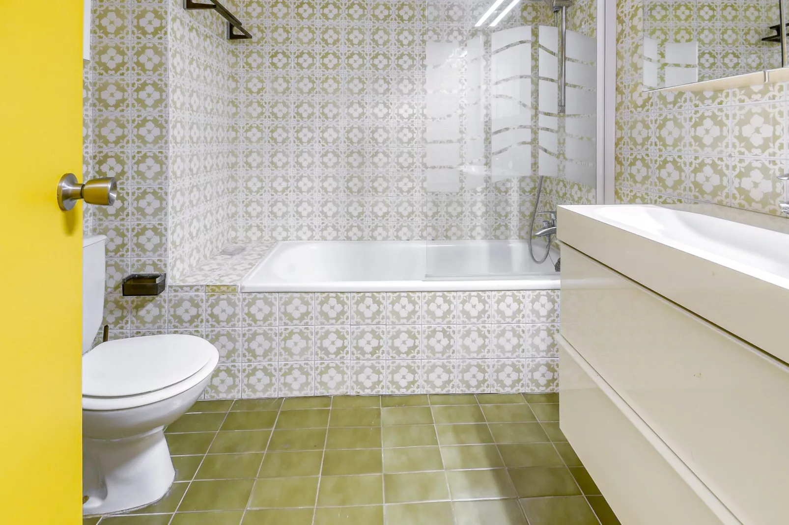CAN PARAMON D 2 2 Roses-Bathroom