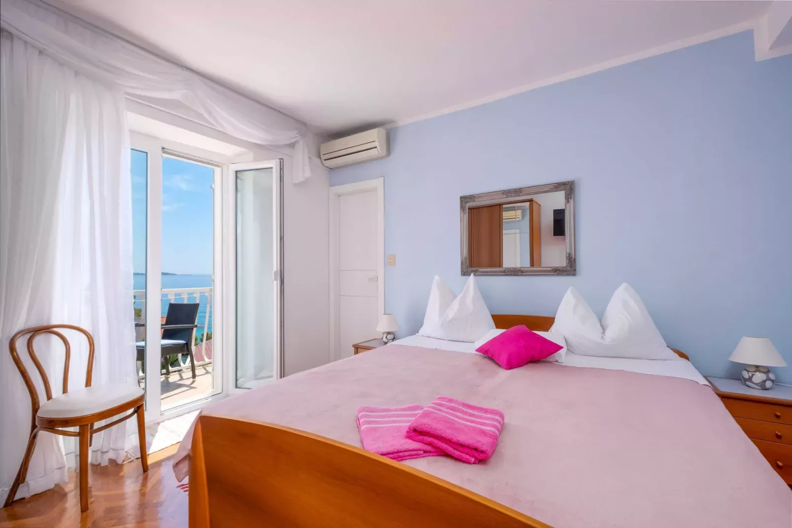Rooms Tupina by Paulina - Superior Double Room with Balcony and Sea View (Room 2)-Atmosphere