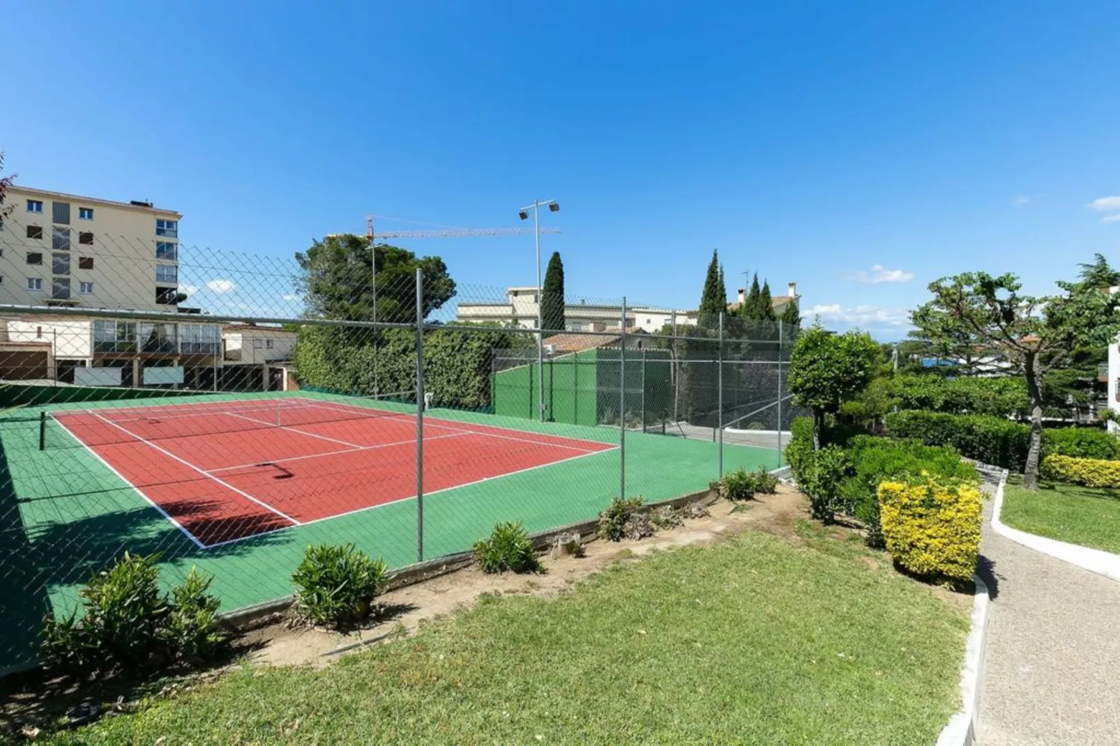 CAN PARAMON D 2 2 Roses-Facilities