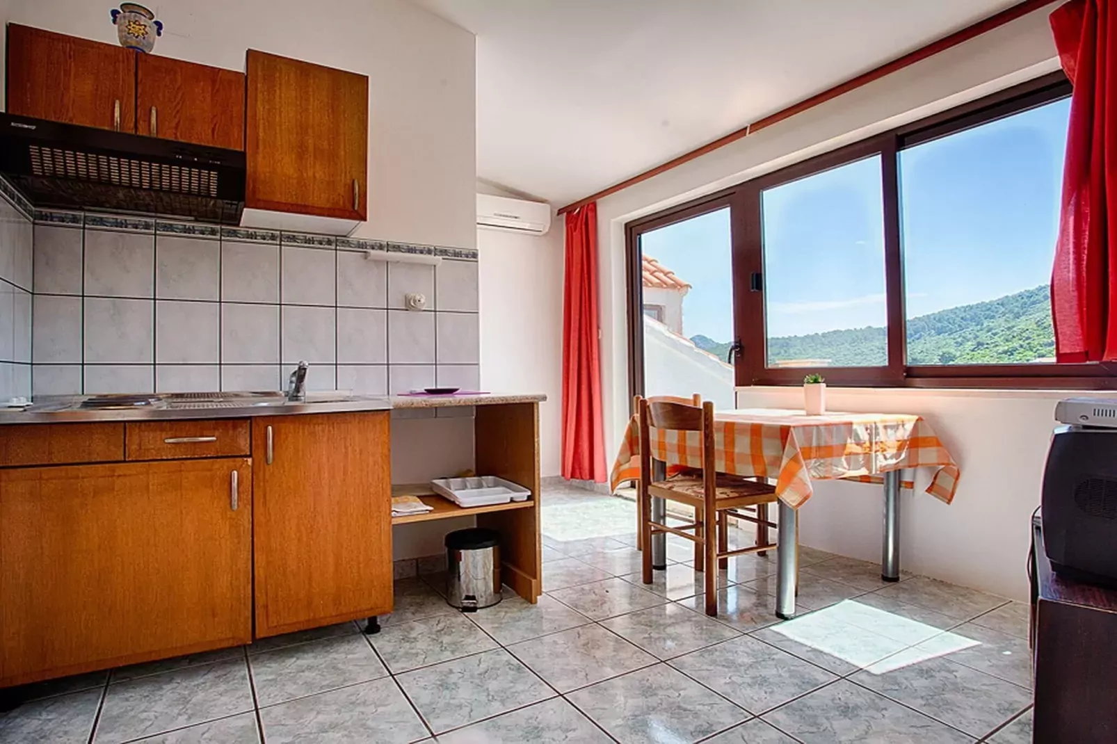 Apartments Malo Lago - One-Bedroom Apartment with Two Balconies and Sea View - Attic (Apartment 2)-Cuisine
