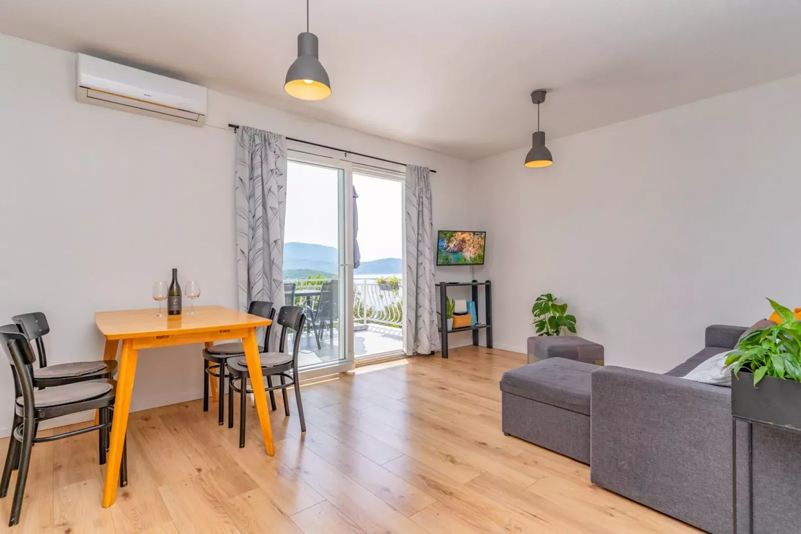 Apartment Konak - Two Bedroom Apartment with Terrace and Sea View-Indoor