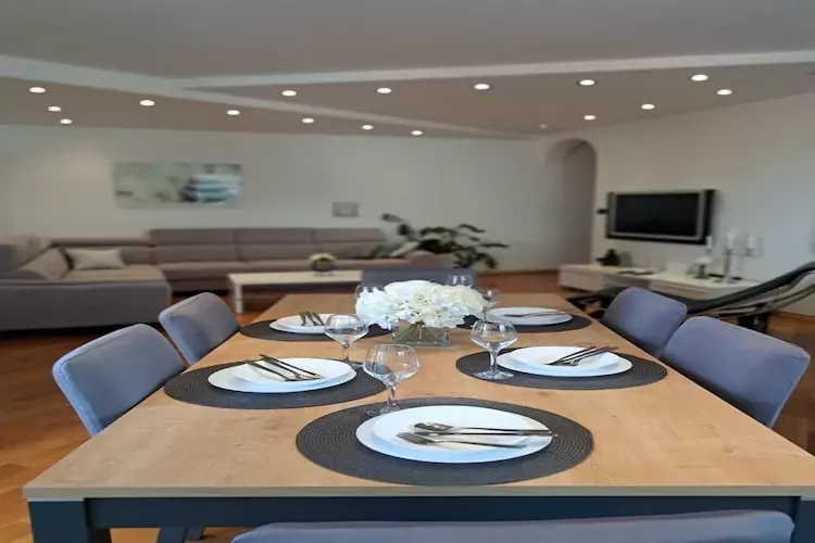 Apartment The Big Chill - Three Bedroom Apartment with Terrace, Balcony and Jacuzzi-Dining room