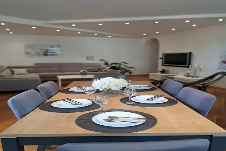 Apartment The Big Chill - Three Bedroom Apartment with Terrace, Balcony and Jacuzzi-Dining room