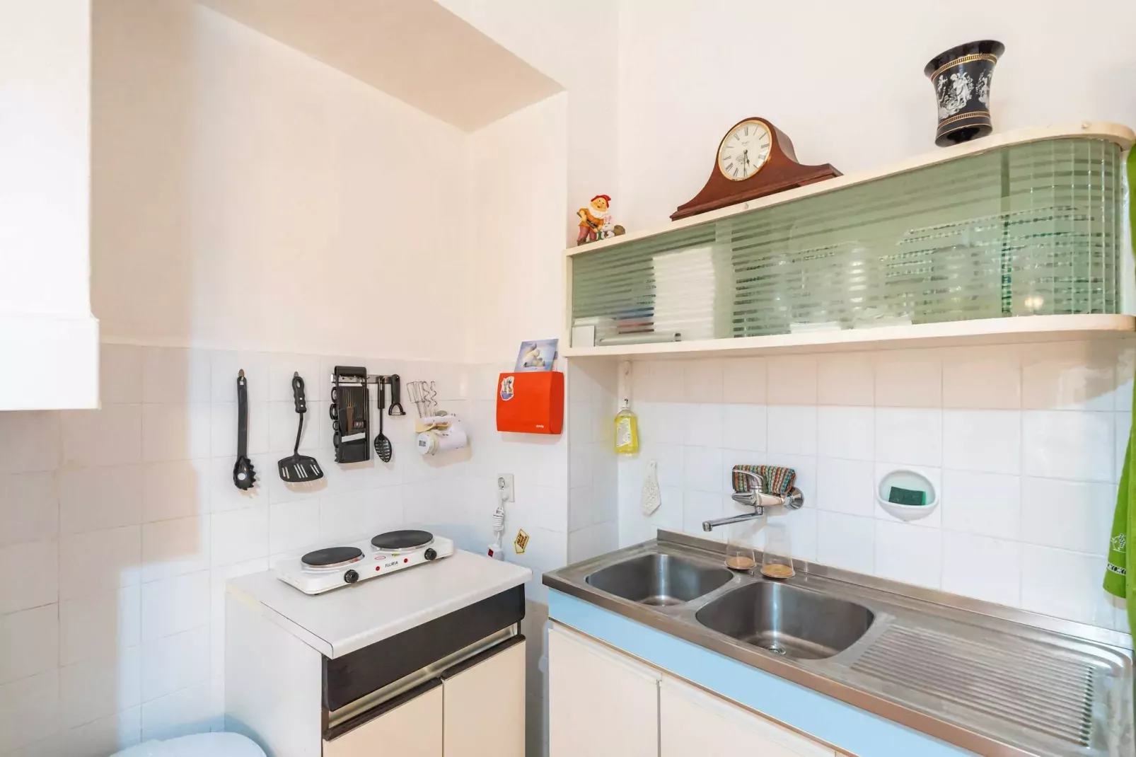 Two Stars Two Beds Downtown Apartment - One-Bedroom Apartment-Kitchen