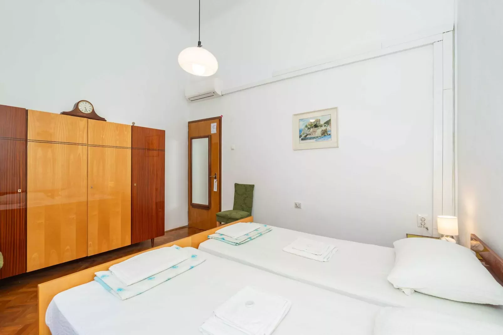Two Stars Two Beds Downtown Apartment - One-Bedroom Apartment-Bedroom