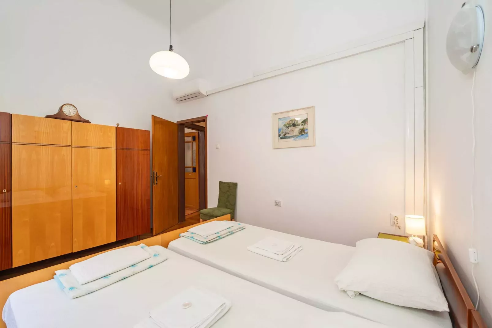 Two Stars Two Beds Downtown Apartment - One-Bedroom Apartment-Bedroom