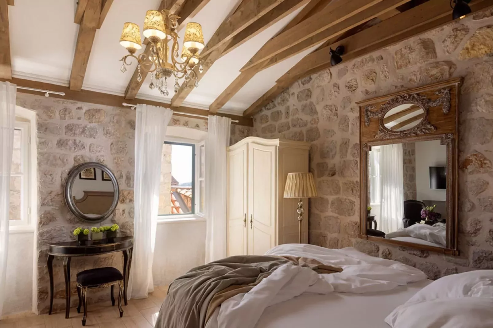 Vivaldi - Deluxe Double Room with Side City View (S3)-Indoor