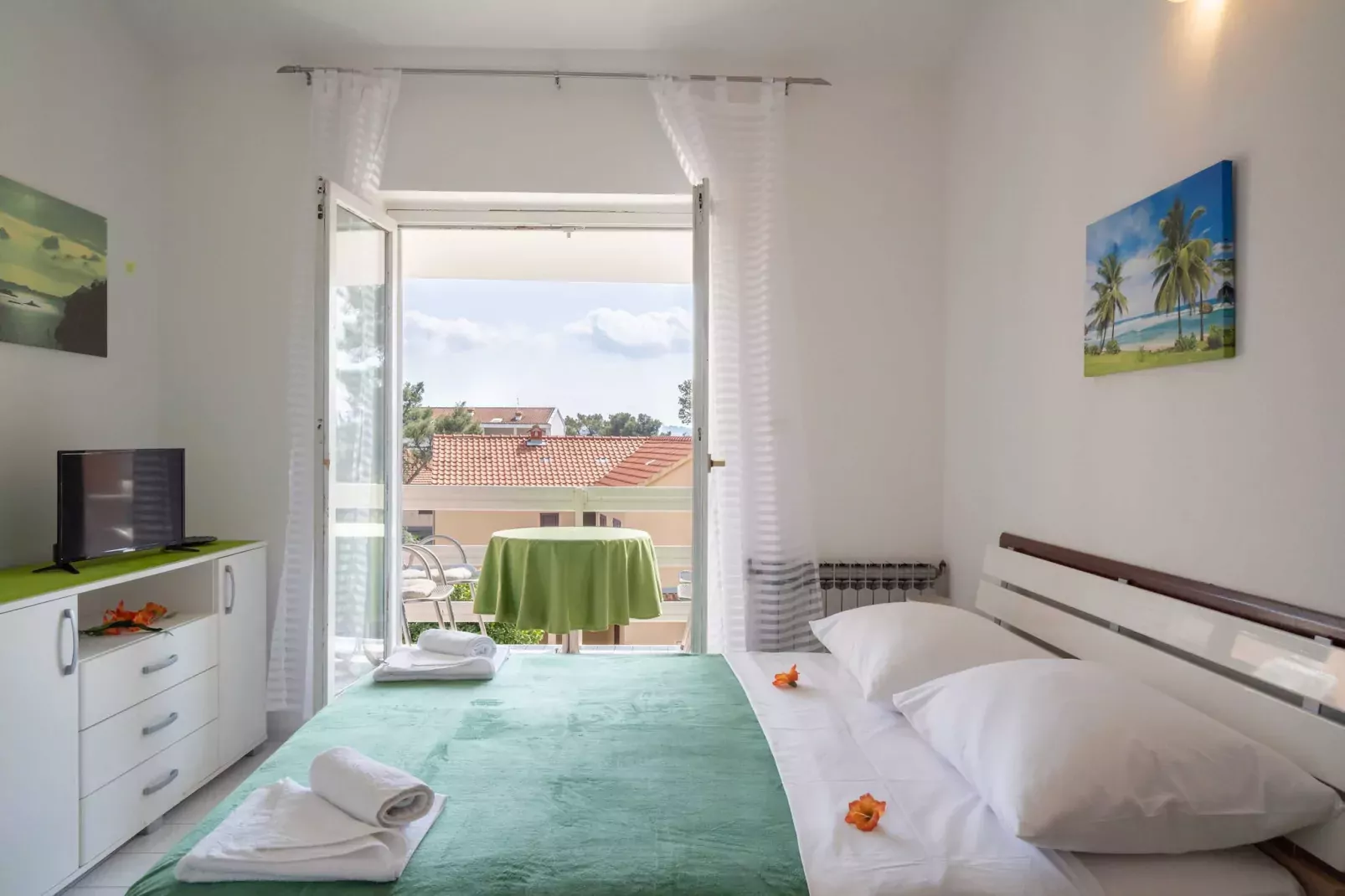 LaidBack Apartments - Comfort One Bedroom Apartment with Balcony and Sea View (Green)-Chambre