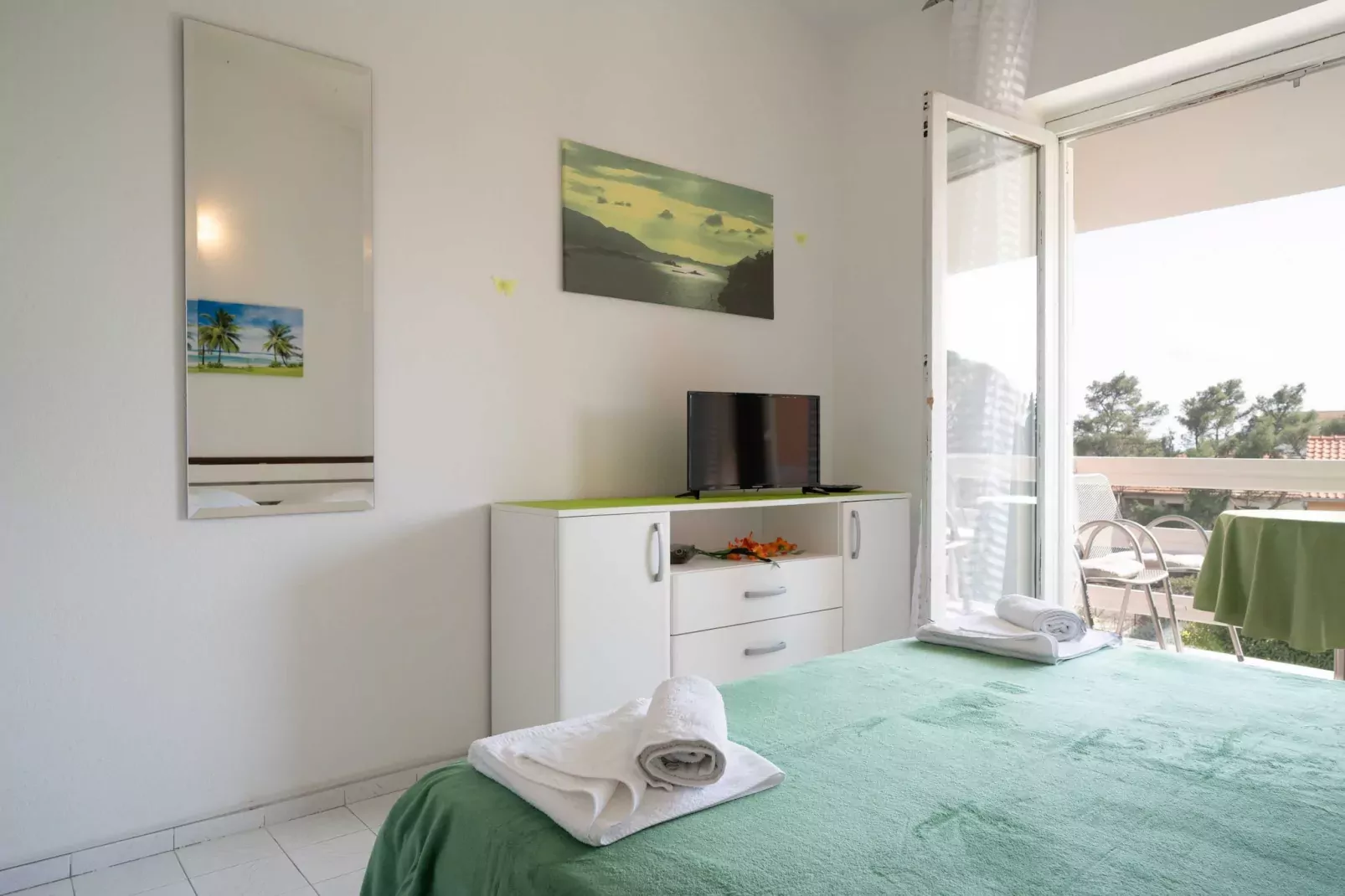 LaidBack Apartments - Comfort One Bedroom Apartment with Balcony and Sea View (Green)-Chambre