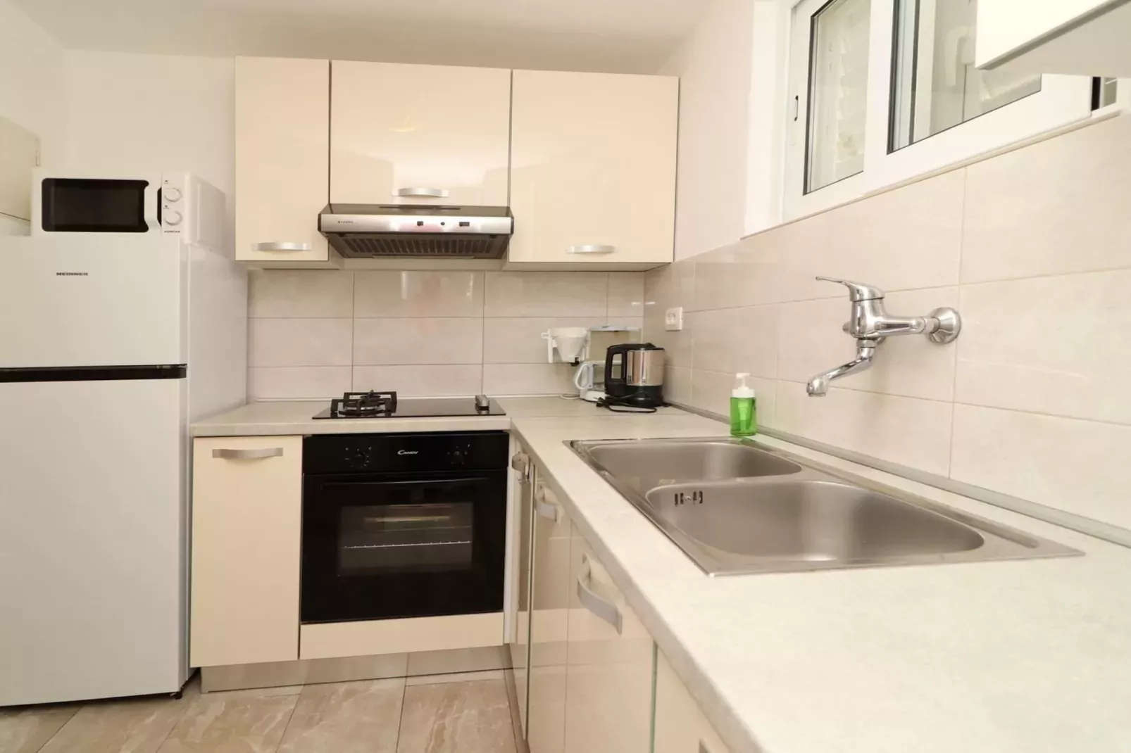 Holiday Home Neda-Three Bedroom Holiday Home with Terrace and Sea View-Cuisine