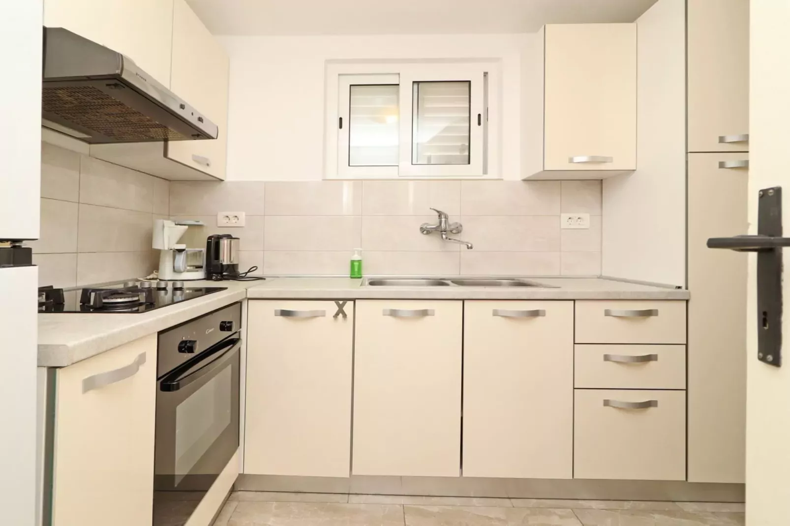 Holiday Home Neda-Three Bedroom Holiday Home with Terrace and Sea View-Cuisine